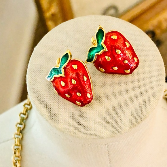 Vintage Red Thermoset Necklace & Strawberry Earrings - Picture 13 of 14